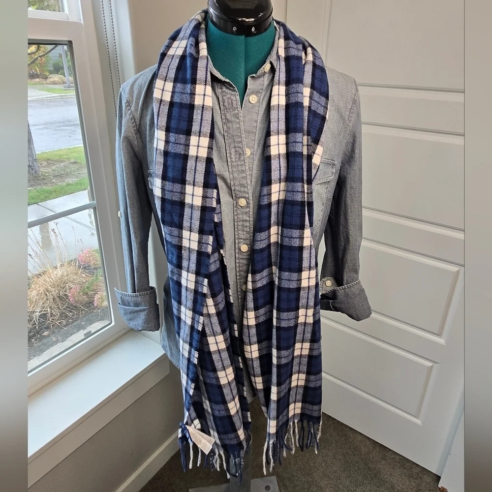 OLD NAVY BLUE & WHITE PLAID LONG SCARF FRINGE ENDS UNISEX OS FALL WARM COZY
